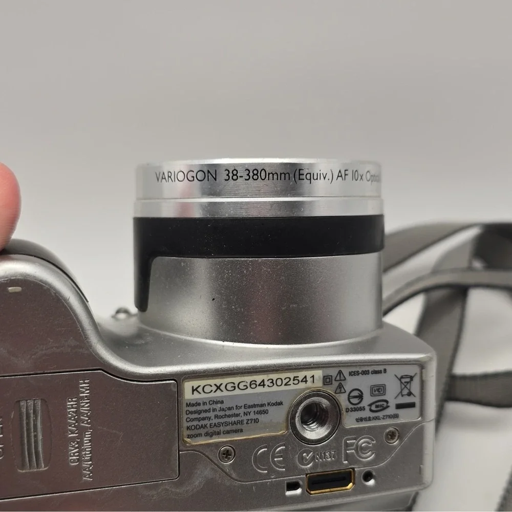 Kodak EasyShare Z710 7.1MP Point & Shoot 10x Optical Zoom Silver & Case NOT WRKG